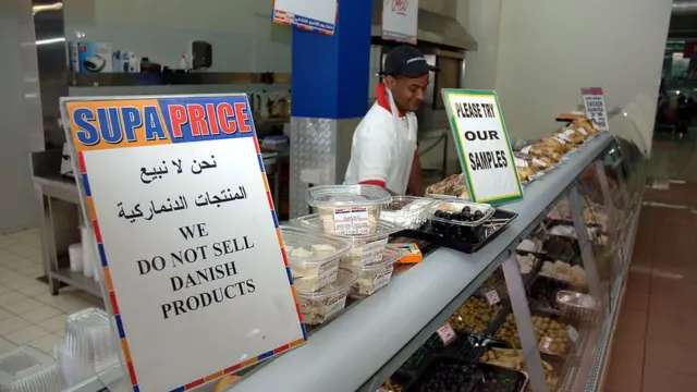 بعد از انتشار کاریکاتورهای پیامبر اسلام در دانمارک بسیاری از کشورهای مسلمان برای مدتی بعضی از کالاهای دانمارکی را تحریم کردند. در ایران هم حکومت تلاش کرد نام شیرینی دانمارکی را به شیرینی گل محمدی تغییر دهد