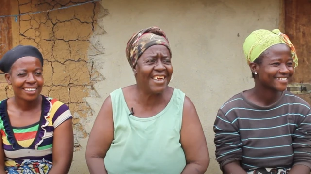 Une photo de trois femmes souriantes