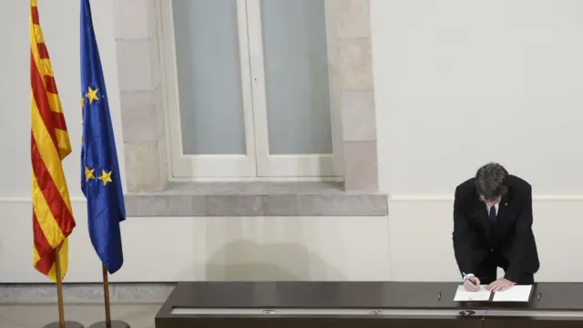 El presidente de Cataluña firma una supuesta declaración de independencia. (Foto: Josep Lago/AFP/Getty Images)