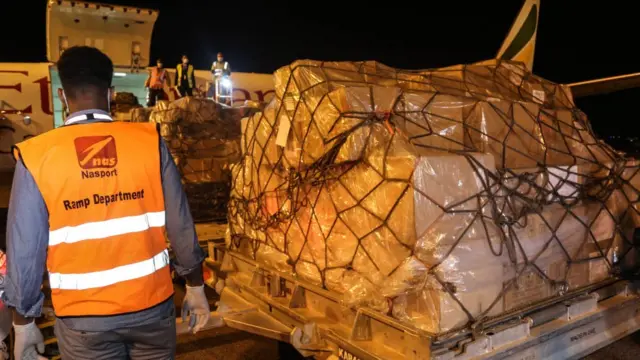 সুদানে খার্তুম বিমানবন্দরে নামানো হচ্ছে সুরক্ষা সামগ্রীর চালান।