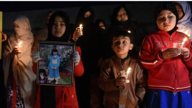 જૈનબને શ્રદ્ધાંજલિ આપતા બાળકો