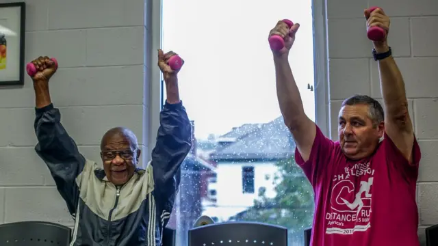 Pacientes haciendo ejercicio