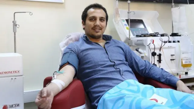 துருக்கியில் கோவிட்-19 நோய் தாக்கி அதில் இருந்து மீண்ட மருத்துவர் குர்சத் டெமிர் மற்ற கோவிட் நோயாளிகளின் சிகிச்சைக்காக பிளாஸ்மா தானம் செய்கிறார். இடம்- அங்காராவில் உள்ள செம்பிறை அமைப்பின் ரத்த சேகரிப்பு நிலையம் ஒன்று.