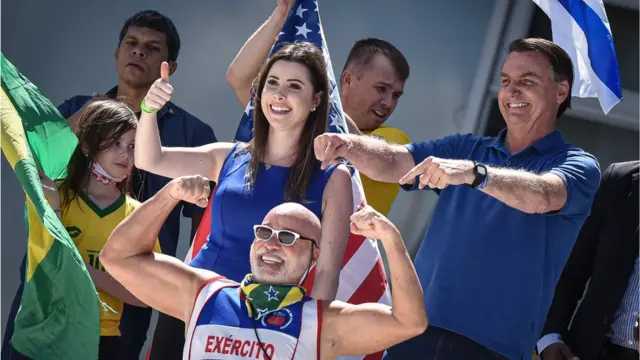 Bolsonaro en acto favorable a una "intervención militar" en Brasil.