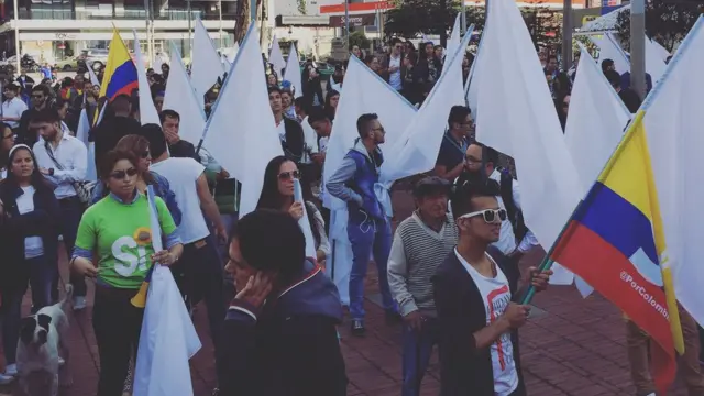 Banderas blancas y de Colmbia.