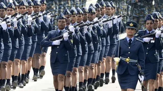 ผู้หญิงในกองทัพศรีลังการ่วมแสดงพลังในวันชาติศรีลังกาเมื่อปี 2015 ผู้หญิงศรีลังกากำลังเรียกร้องสิทธิเท่าเทียมกับบุรุษ