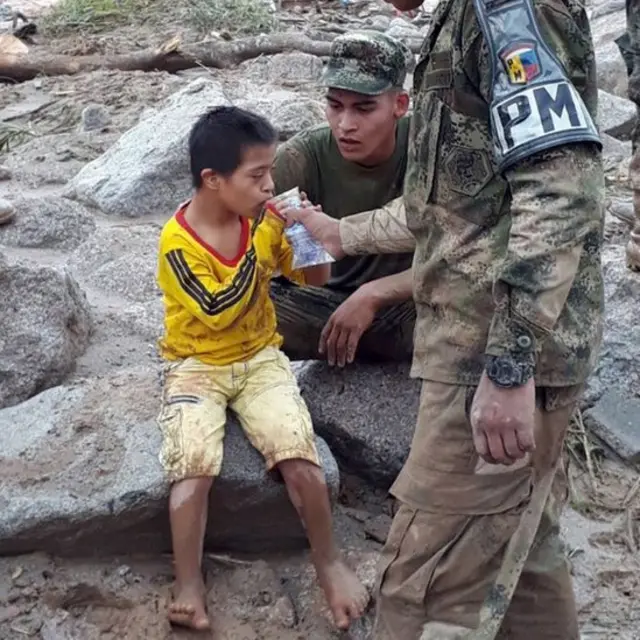 Un niño atendido por policías