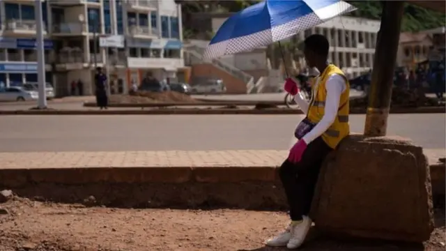 Abacuruza amakarita ya telefone ngendanwa ni bamwe mu bagizweho ingaruka zikomeye no kuguma mu rugo