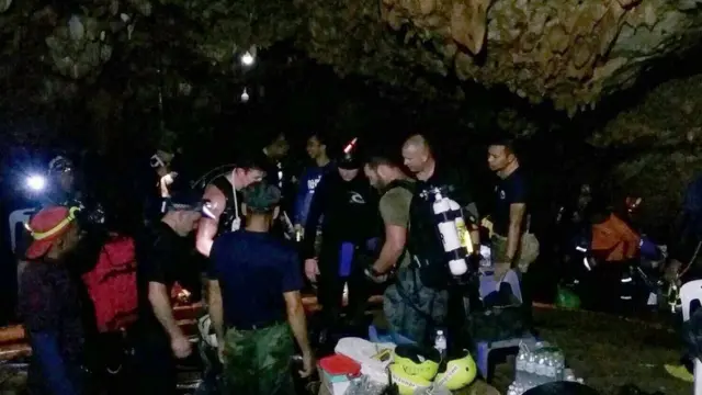 ภาพเจ้าหน้าที่กู้ภัยในถ้ำหลวง