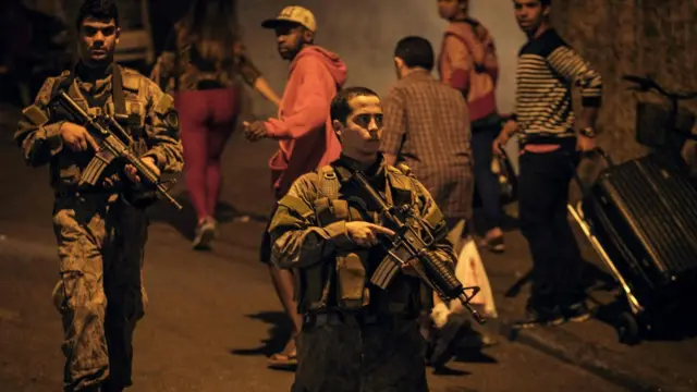 Policiais na favela