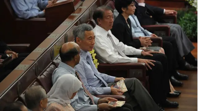Singapore Prime Minister Lee Hsien Loong (C) attends a remembrance ceremony