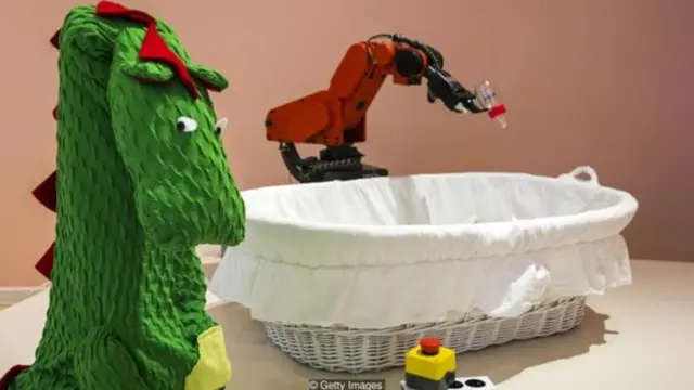유아용 로봇을 한층 친근하게 만들기 위해 공룡 옷을 입혔다