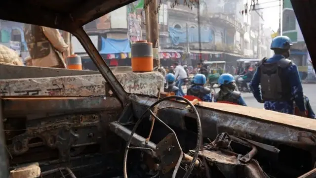 পুলিশের গাড়িরও ক্ষতিসাধন করা হয়েছে