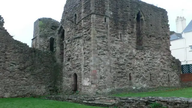 Развалины большой башни Монмутского замка