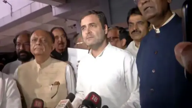 বিমানবন্দরে সাংবাদিকদের সাথে কথা বলছেন বিরোধীদলীয় নেতারা।