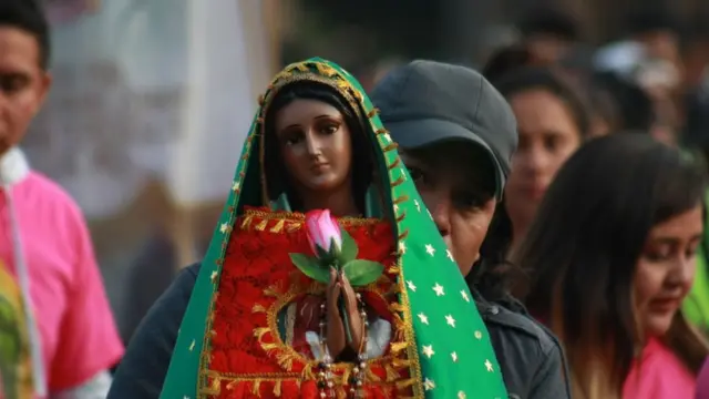 Escultura de la virgen