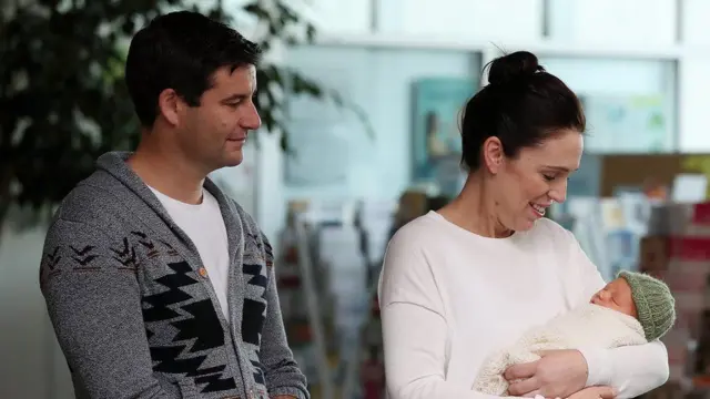 Jacinda Ardern, Clarke Gayford, y Neve.