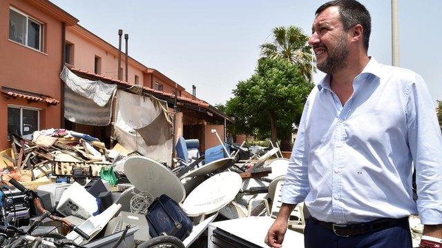 Salvini após fechar centro para migrantes na Sicília
