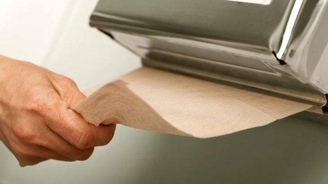 Согласно большинству исследований, наиболее гигиеничный подход - вытирать руки одноразовым бумажным полотенцем