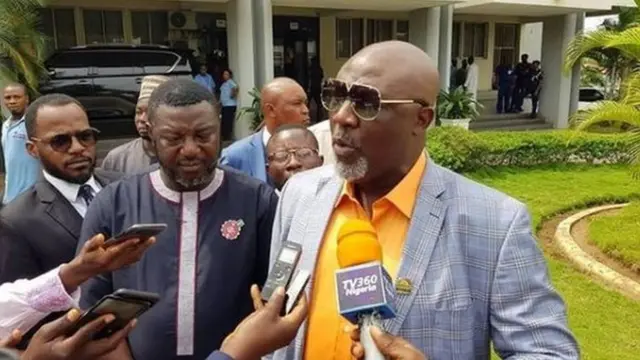 Aworan Dino Melaye lọfiisi INEC ni Abuja