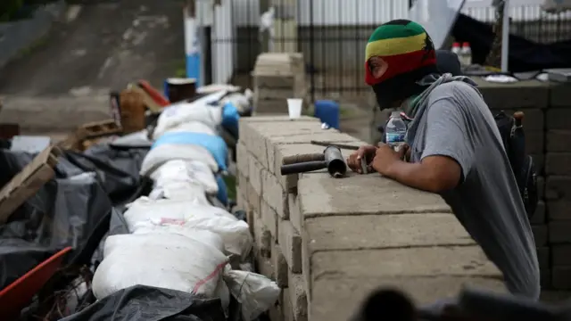 Estudiante atrincherado en la universidad