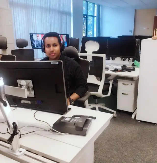 Weriyaha BBC-da Cabdiqaadir Yuusuf Cali xilli uu ku guda jiray shaqada isagoo ku sugan xafiiska cusub BBC Nairobi