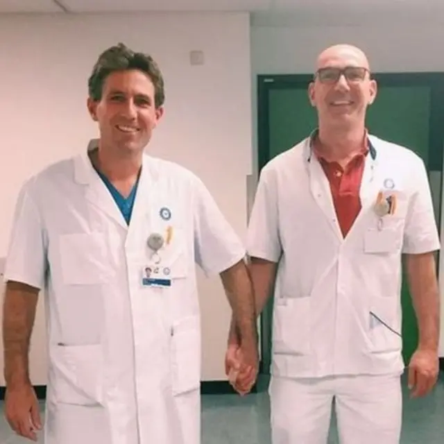 दो स्वास्थ्यकर्मियों की तस्वीर