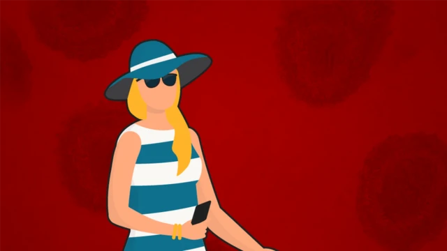 امرأة تلبس قبعة ونظارات سوداء وفستانا مخططا باللونين الأبيض والأزرق