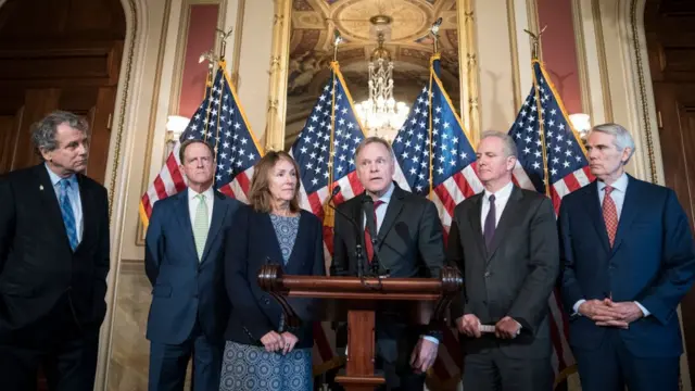 북한에서 감금된 이후 사망한 미국인 대학생 '오토 웜비어'의 부모가 미 의회에서 연설하고 있다.