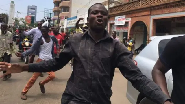Des partisans de l'opposition jubilent dans les rues après l'annonce de l'invalidation des résultats de la présidentielle du 8 août