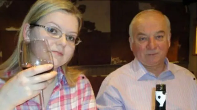 Sergei Skripal (iburyo) n'umukobwa we Yulia