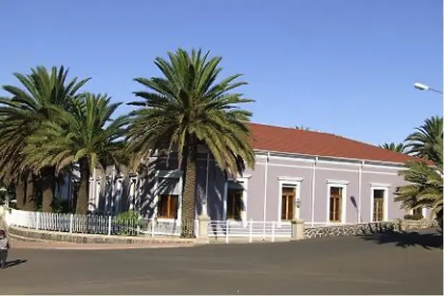 ኣኼባ ዝተኻይደሉ ቦታ - ደንደን - ናይ ቀደም ክለብ-መኳንንቲ