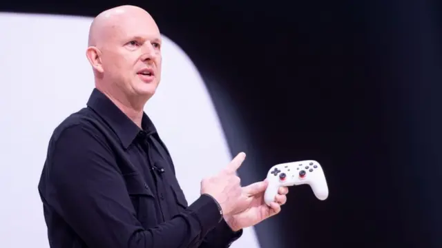 Phil Harrison presenta el control de Stadia.
