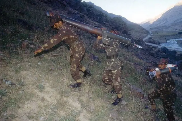 ராணுவ வீரர்கள்