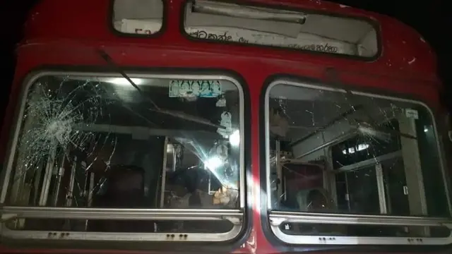 துப்பாக்கிச்சூட்டில் சேதமடைந்த பேருந்து