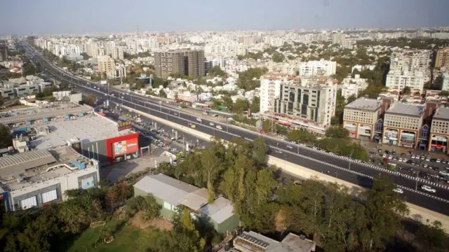 અમદાવાદના સરખેજ-ગાંધીનગર હાઈવેની તસવીર