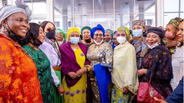 Aisha Buhari ati awọn obinrin ti wọn jọ lọ sile aṣofin