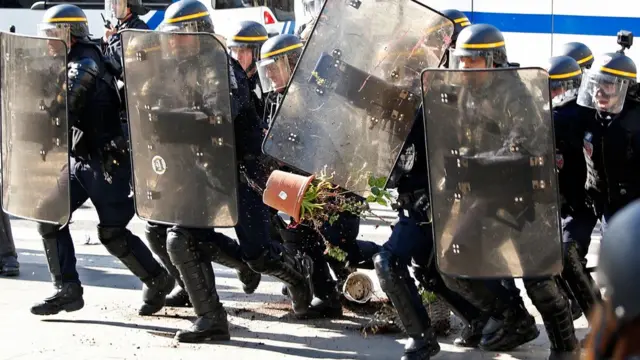 巴黎悼念刘少尧集会现场附近一群防暴警察被扔花盘（2/4/2017）