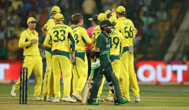 आउट होकर जाता एक पाकिस्तानी खिलाड़ी