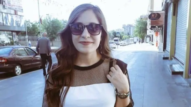 Gülistan Doku'nun güneş gözlüklü bir fotoğrafı 