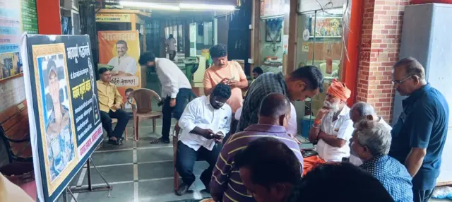 मुत्तू मारी अम्मा मंदिरामध्ये मुरली नाईक यांच्यासाठी जमलेली गर्दी