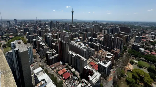 Bulchiinsa Johaansibargi Afriikaa Kibbaa, Taaworii Poontee gamoowwan mana jireenyaa Afriikaa Kibbaa keessaa dheeraa ta'erraa asi gadii yoo ilaalamu