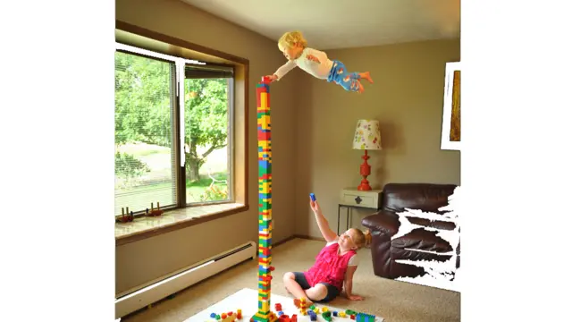 Wil colocando un lego en el aire junto a su hermana