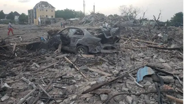 Ọkan tun re e lara awọn ọkọ ayọkẹlẹ ti ibugbamu fi ọwọ ba, a ko le sọ boya ina tabi ile to wo lo sọ ọkọ yii di rirun jege-jege