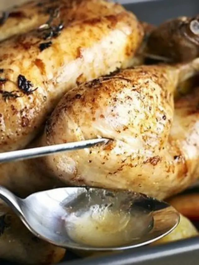 Pour vérifier que le poulet est bien cuit, percez la partie la plus épaisse avec une brochette et assurez-vous que le jus s'écoule bien.
