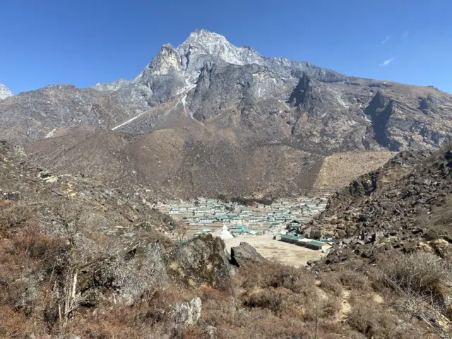 खुम्जुङबाट काठमाण्डू आउन सन् १९६१ मा साढे दुई साताजति समय लाग्थ्यो