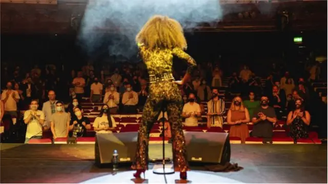 韦伯曾在7月份出资10万英镑在伦敦守护神剧院（也称帕拉斯剧院，the London Palladium) 进行了一场试点音乐会演出。。