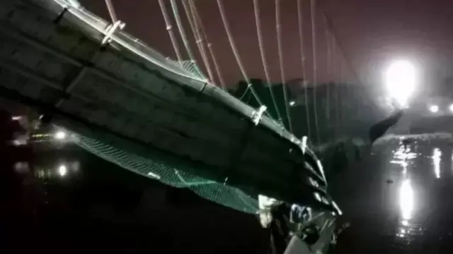 பாலம் இடிந்து விபத்து