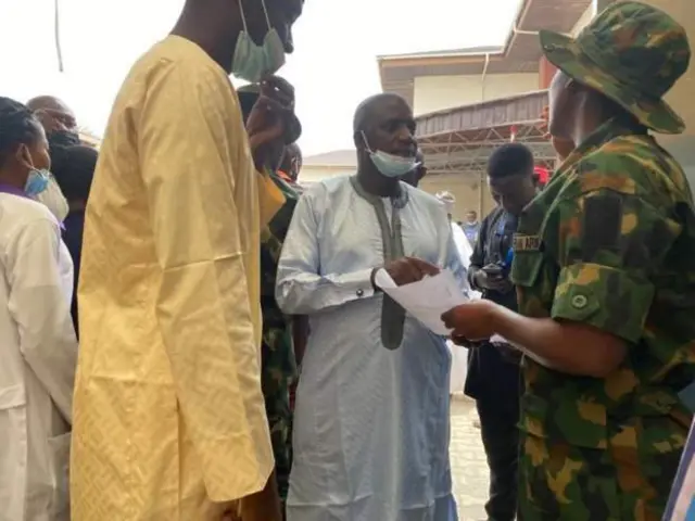 Mutane tsaye a kofar shiga asibitin da aka kwantar da wadanda harin jirgin kasa ya rutsa da su