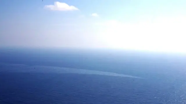 タンカーから流出した原油や重油が、東シナ海の海面に油膜を作っている